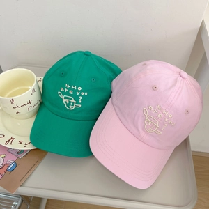 Baumwoll-Baseballkappen in Grün und Rosa mit Stickerei für einen kleinen Gesichtseffekt