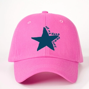 Casquette de baseball rose avec étoile bleue et texte HIT ME HARD AND SOFT pour l'extérieur