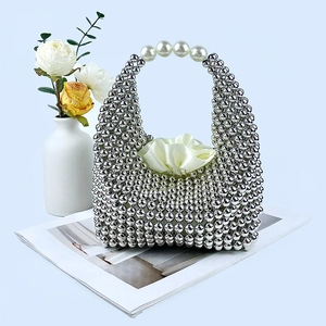 Bolso de cuentas plateadas hecho a mano con asa de perlas y bolsa interior suave