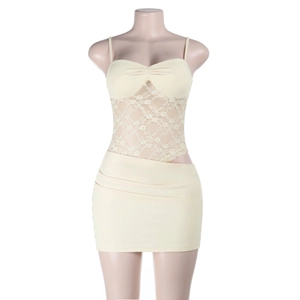 Ensemble sexy débardeur en dentelle beige et mini-jupe moulante sur mannequin