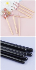 Vue détaillée des pinceaux de maquillage pour yeux avec fibres synthétiques souples