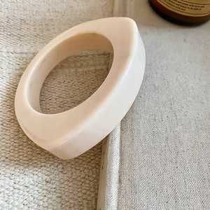 Schicker cremefarbener geometrischer Resin-Armreif auf Canvas für minimalistischen Look
