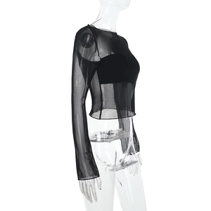 Vue latérale du haut court sexy en maille noire à manches longues et tissu transparent