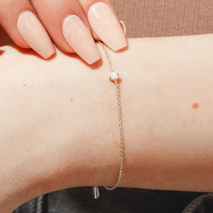 Detail eines S925 Sterlingsilber Opal-Armbands mit verstellbarer Kette am Handgelenk