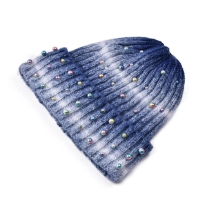 Berretto in maglia tie-dye spesso con perle colorate e sfumatura blu e bianca