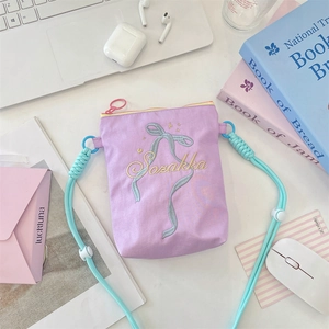 Vue détaillée d'un sac en toile violet avec broderie nœud et bandoulière en corde bleue