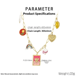 Détail du collier en acier inoxydable doré avec breloques arc-en-ciel tulipe et perle