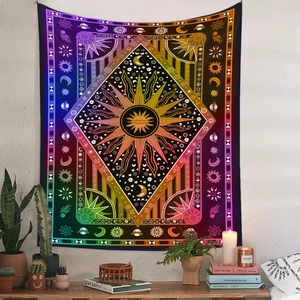 Detail eines böhmischen Wandteppichs mit Regenbogen-Sonne und Mondmotiven in Wohnambiente