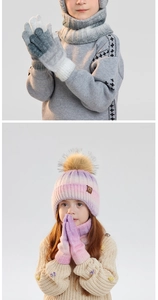 Detail der Kinder-Winter-Strickgarnitur mit Farbverlauf, Bommelmütze, Schal und Handschuhen