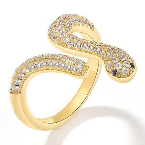 Detalle del anillo de serpiente con circonitas blancas y ojos de piedras azules