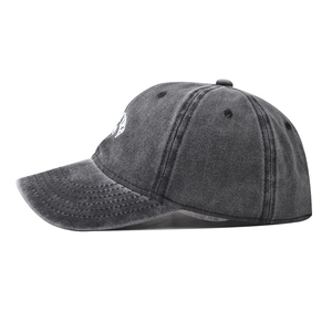 Vue détaillée de la casquette en coton lavé avec broderie de montagne et six panneaux