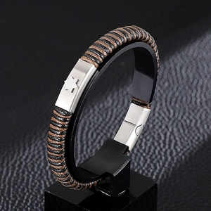 Gros plan d'un bracelet tressé en cuir pour homme avec fermoir magnétique en acier inoxydable