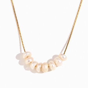 Collar de acero inoxidable chapado en oro de 18K con siete perlas barrocas