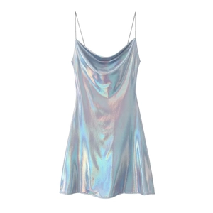 Minivestido plateado holográfico con tirantes de cadena y elegante cuello drapeado