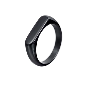 Detailansicht eines 5 mm schwarzen Titanstahlrings mit glattem, rechteckigem Kopf