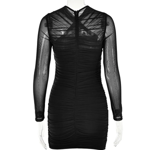Vue arrière de la robe moulante en mesh transparent avec texture froncée et zip invisible