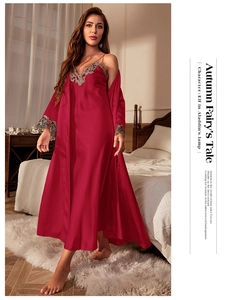 Détail d'un ensemble de nuit en satin rouge avec dentelle argentée sur le peignoir et la robe