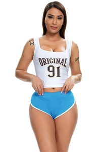 Detailansicht der sportlichen blauen Shorts mit weißem Rand und bedrucktem Tanktop