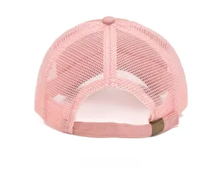 Dettaglio del cappellino trucker in mesh rosa con tessuto traspirante e fibbia in metallo