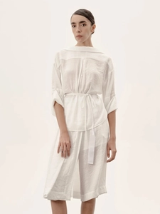 Completo bianco in lino da donna con camicia a vita alta e pantaloni larghi eleganti