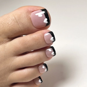 French Style Black White Heart Pattern Press On Toe Nails For Women Glossy Short Square Artificial Toe Nails For Manicure