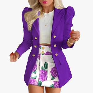 Détail du blazer violet à manches bouffantes et jupe courte à imprimé fleuri