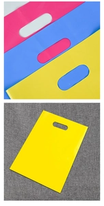 Three-color PE plastic gift bags showing handle design and flat layout in pink, blue, yellow