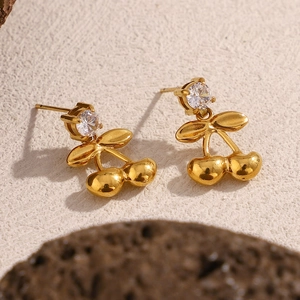 Détail des boucles d'oreilles cerise plaquées or 18 carats avec pierres en zircon