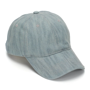 Vue détaillée de la casquette en denim bleu clair montrant la texture et la visière