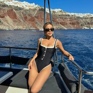 Elegante costume da bagno intero nero con bordi bianchi a contrasto e bottoni decorativi