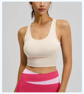 Détail de la brassière de sport à fort impact avec dos nageur et empiècements colorés