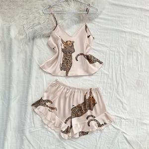 Pigiama in raso con stampa leopardata composto da canotta e pantaloncini con volant
