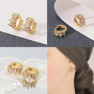 Vistas detalladas de pendientes de aro dorados 18K con circonitas en una modelo