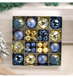 Vue détaillée des boules de Noël bleues et dorées avec finitions pailletées et mates