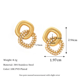 Detail view of vintage 18k gold earrings with pearls including 2.94x1.97cm measurements