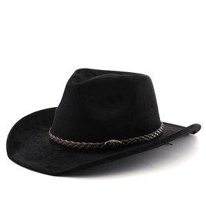 Détail d'un chapeau de cowboy noir avec bandeau en cuir tressé et boucle en métal taureau