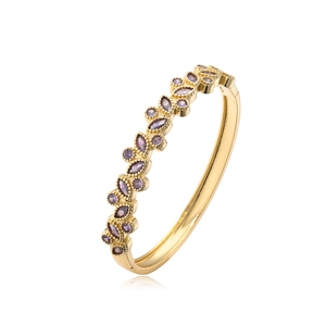 Elegante brazalete bañado en oro de 18K con circonitas púrpuras y diseño de hojas geométricas