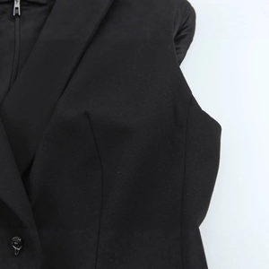 Mini abito nero con spalline imbottite, cerniera in metallo e dettaglio bottone