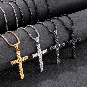 Colliers croix en acier inoxydable poli en finitions or, argent, noir et gris fusil