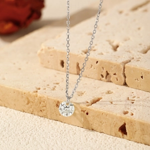S925 Sterling Silber Halskette mit D-Farbe Moissanit-Anhänger auf einem Steinhintergrund