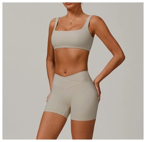 Detail der High-Waist Yoga-Shorts mit V-förmigem Kreuzbund in hellem Beige