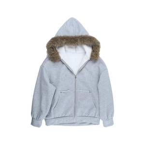 Détail d'un sweat à capuche gris clair avec bordure en fourrure et doublure polaire