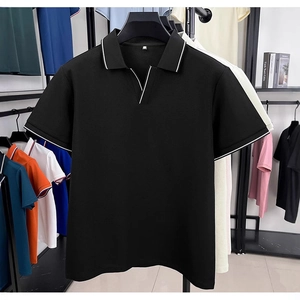 Schwarzes Herren Polo-Strickshirt mit weißen Kontraststreifen an Kragen und Ärmelbündchen