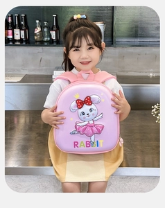 Détails du sac à dos rigide lapin rose montrant le matériau étanche et les larges bretelles