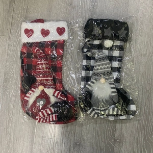 Détail de chaussettes de Noël rouges et grises avec poupées gnomes sous emballage plastique