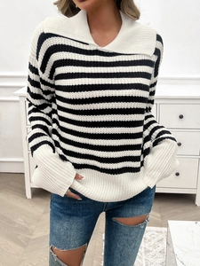 Detailaufnahme eines schwarz-weiß gestreiften Strickpullovers mit klassischem POLO-Kragen