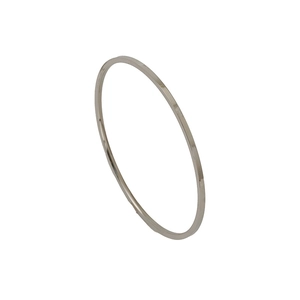 Vue détaillée de profil d'un bracelet jonc minimaliste en acier argenté poli brillant