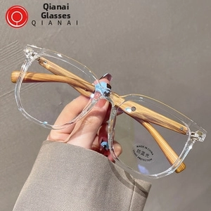 Dettaglio occhiali anti luce blu con montatura in PC trasparente e stanghette effetto legno
