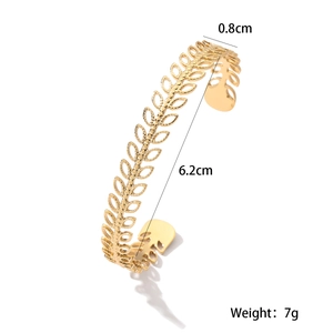 Close-up of 18K gold plated wheat ear hollow bangle with 6.2cm diameter and 7g weight