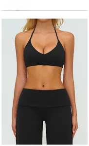 Nahaufnahme des schwarzen Halterneck-Sport-BHs und der Leggings am Model